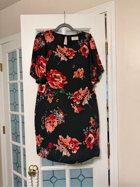 Floral Shift Dress in Black and Red -
